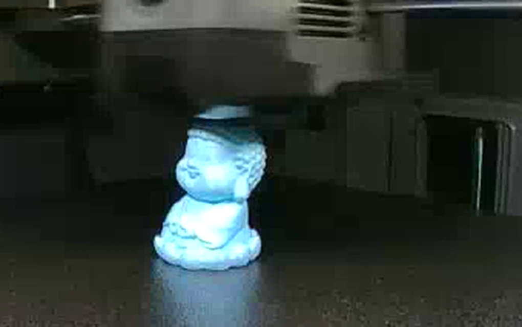 La figura azul casi terminada, con la cabeza en construcción bajo la boquilla
