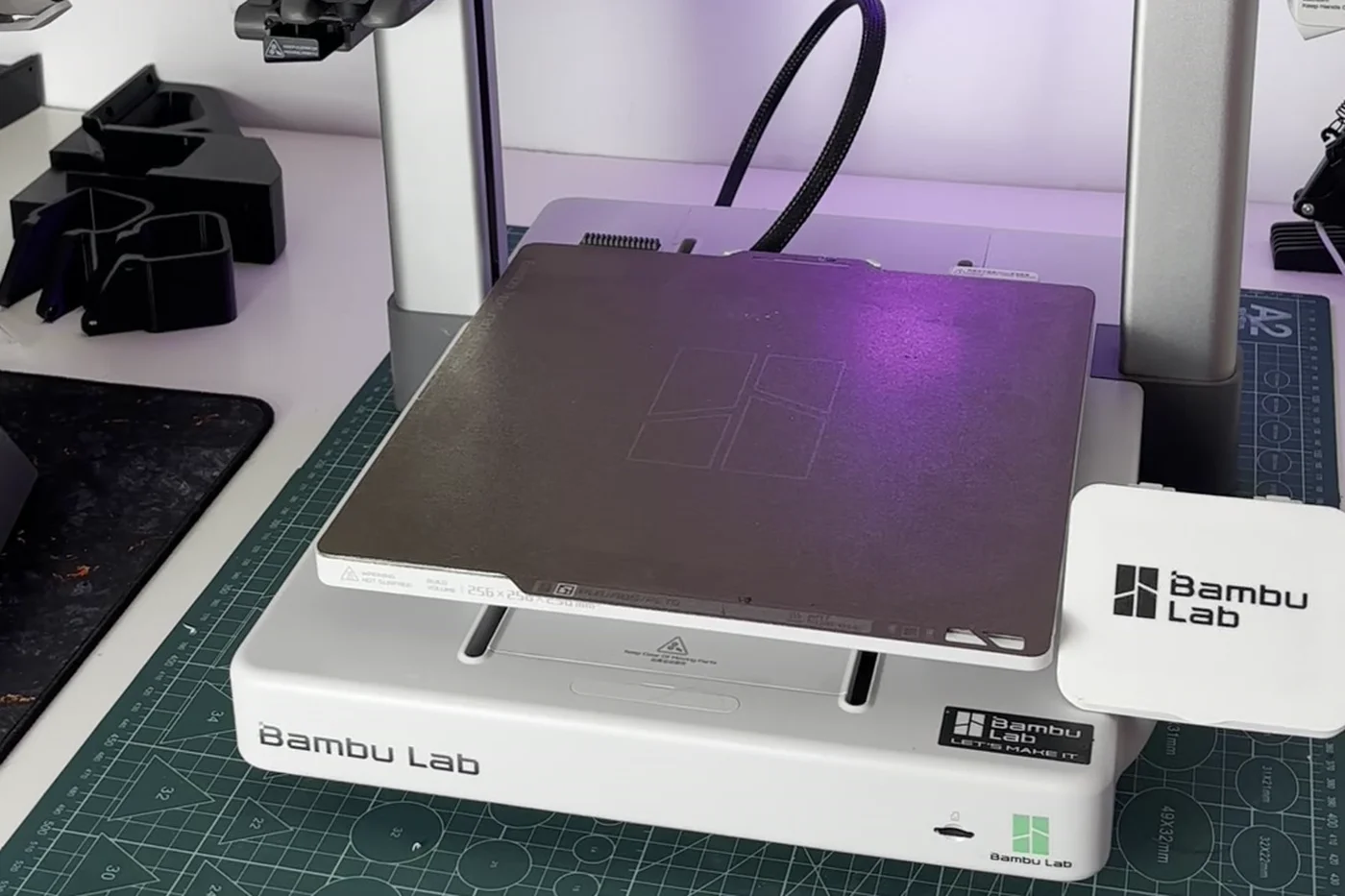 Mi Bambu Lab A1 sobre la mesa de trabajo, con la cama texturizada montada