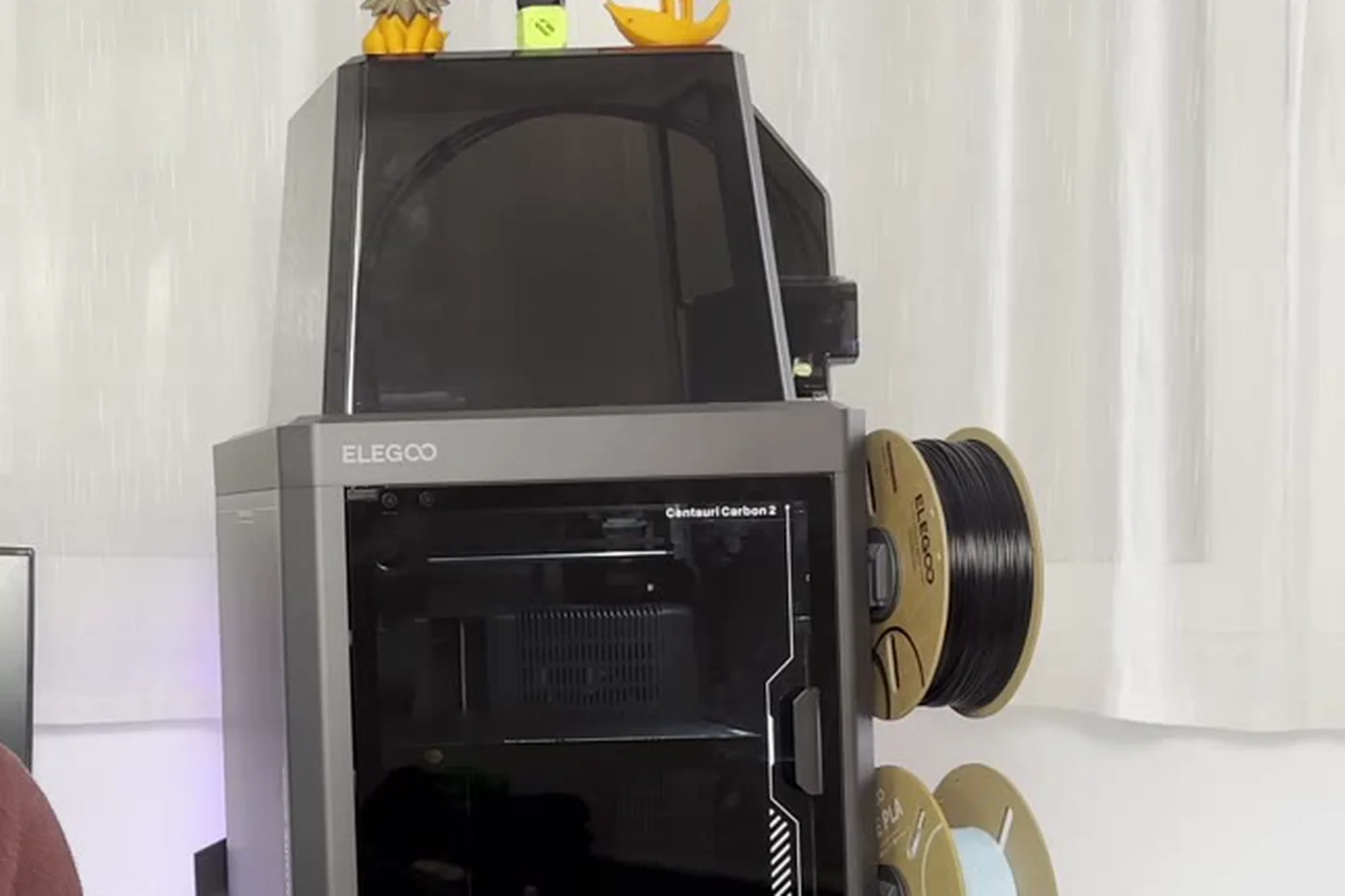 Mi Elegoo Centauri Carbon 2 en el escritorio, con las bobinas colgadas en el lateral