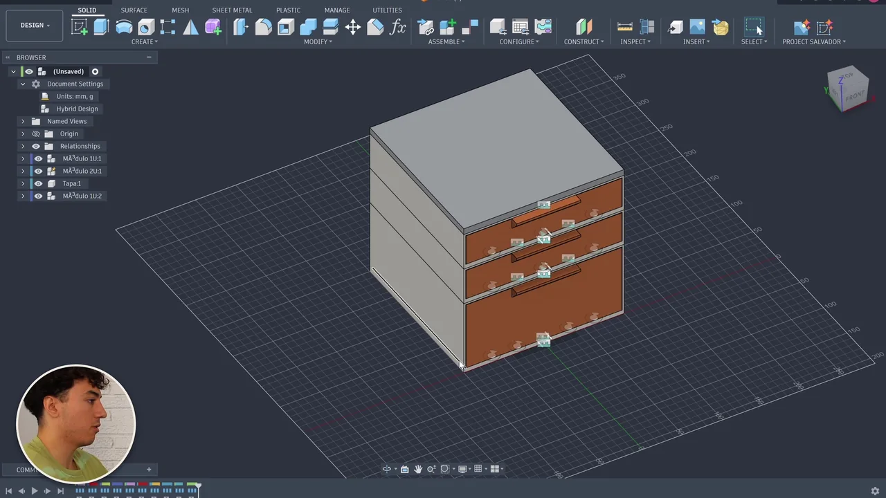Fotograma del vídeo: la cajonera modular que diseñó Claude, en Fusion 360, con Erwan abajo a la izquierda