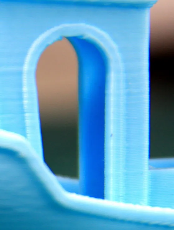 La ventana de lado de un Benchy azul, con el interior de la cabina limpio, sin hilos