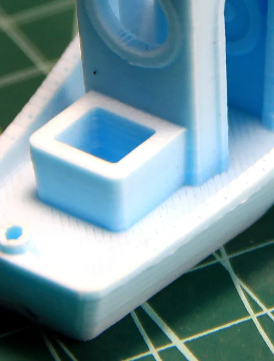 La cubierta de atrás de un Benchy azul vista desde arriba, con la caja y la superficie cerrada, sin relleno a la vista