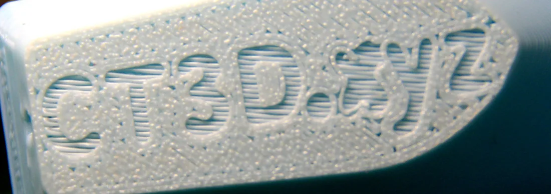 La base de un Benchy azul dada la vuelta: las letras CT3D.xyz hundidas se leen bien