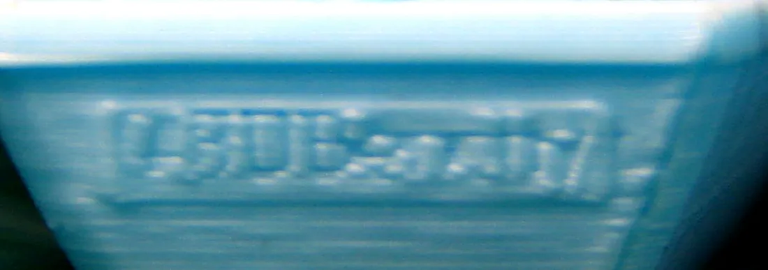 La popa de un Benchy azul muy de cerca: las letras de #3DBenchy no se leen