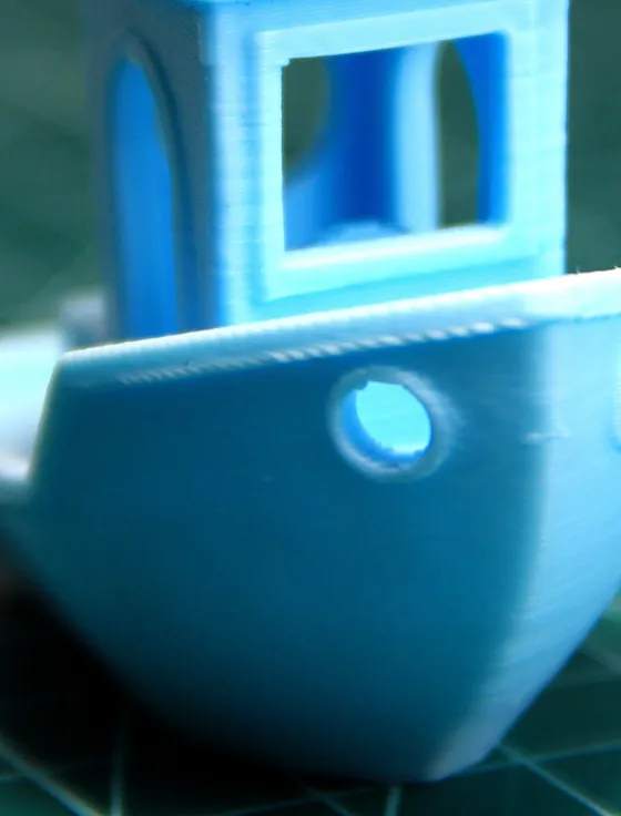 La proa de un Benchy azul de cerca, con el agujerito redondo