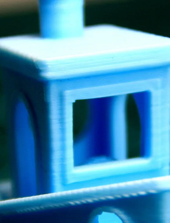 La ventana de delante de la cabina de un Benchy azul, con el borde de arriba recto