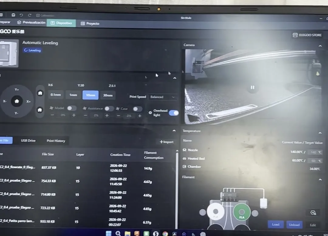 Pestaña Dispositivo de Orca Slicer con la Centauri Carbon 2 conectada: cámara, movimiento de los ejes, temperaturas de boquilla, cama y cámara, y la lista de archivos