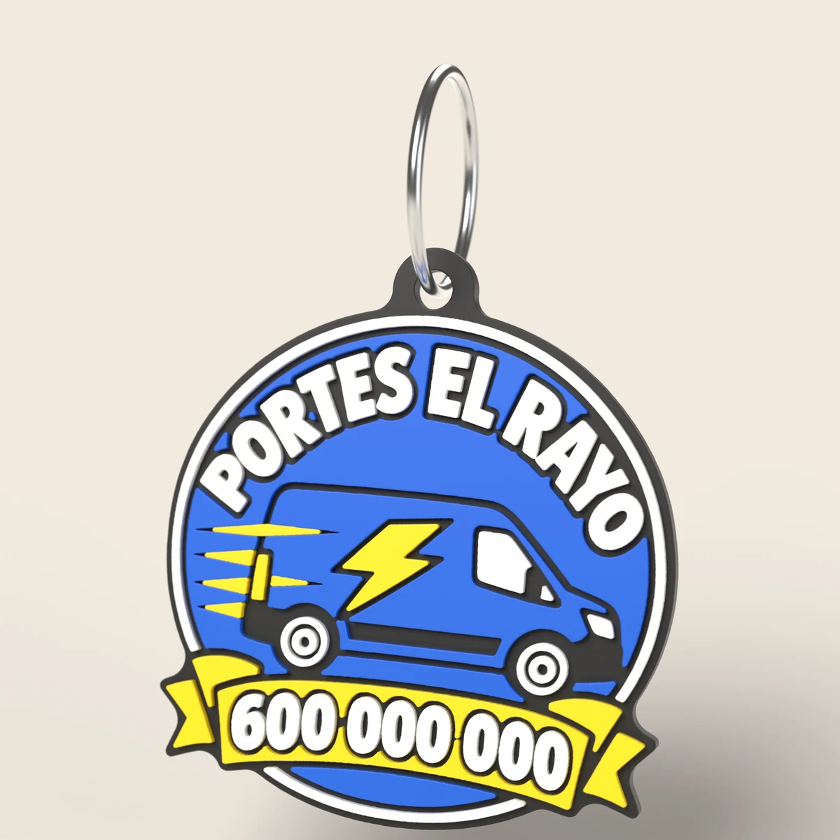 Render del llavero redondo del logo en 3D: base negra con anilla metálica, la insignia azul con el texto PORTES EL RAYO en blanco, la furgoneta con el rayo amarillo y el teléfono en una cinta amarilla