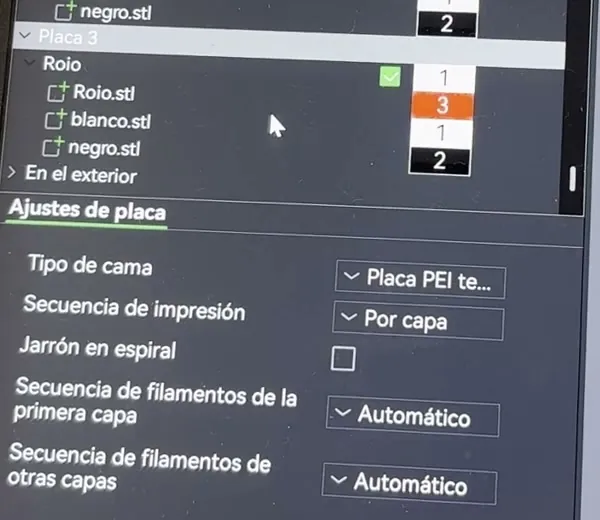 Lista de objetos de Bambu Studio con una placa seleccionada y debajo los Ajustes de placa: tipo de cama, secuencia de impresión, jarrón en espiral y secuencias de filamentos