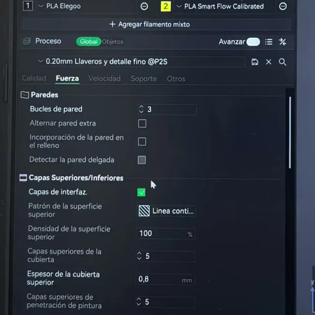 Pestaña Fuerza de Bambu Studio con la casilla Capas de interfaz marcada en el bloque Capas Superiores/Inferiores