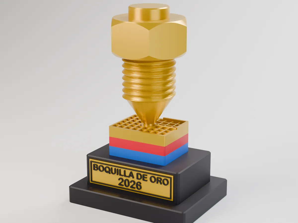 Render del trofeo Boquilla de Oro modelado en Fusion 360: boquilla dorada con rosca, bloque con franjas azul, roja y oro con el relleno a la vista y peana negra con placa dorada
