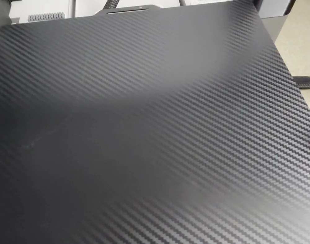 Placa de impresión con dibujo de fibra de carbono puesta en la cama de la Bambu Lab A1