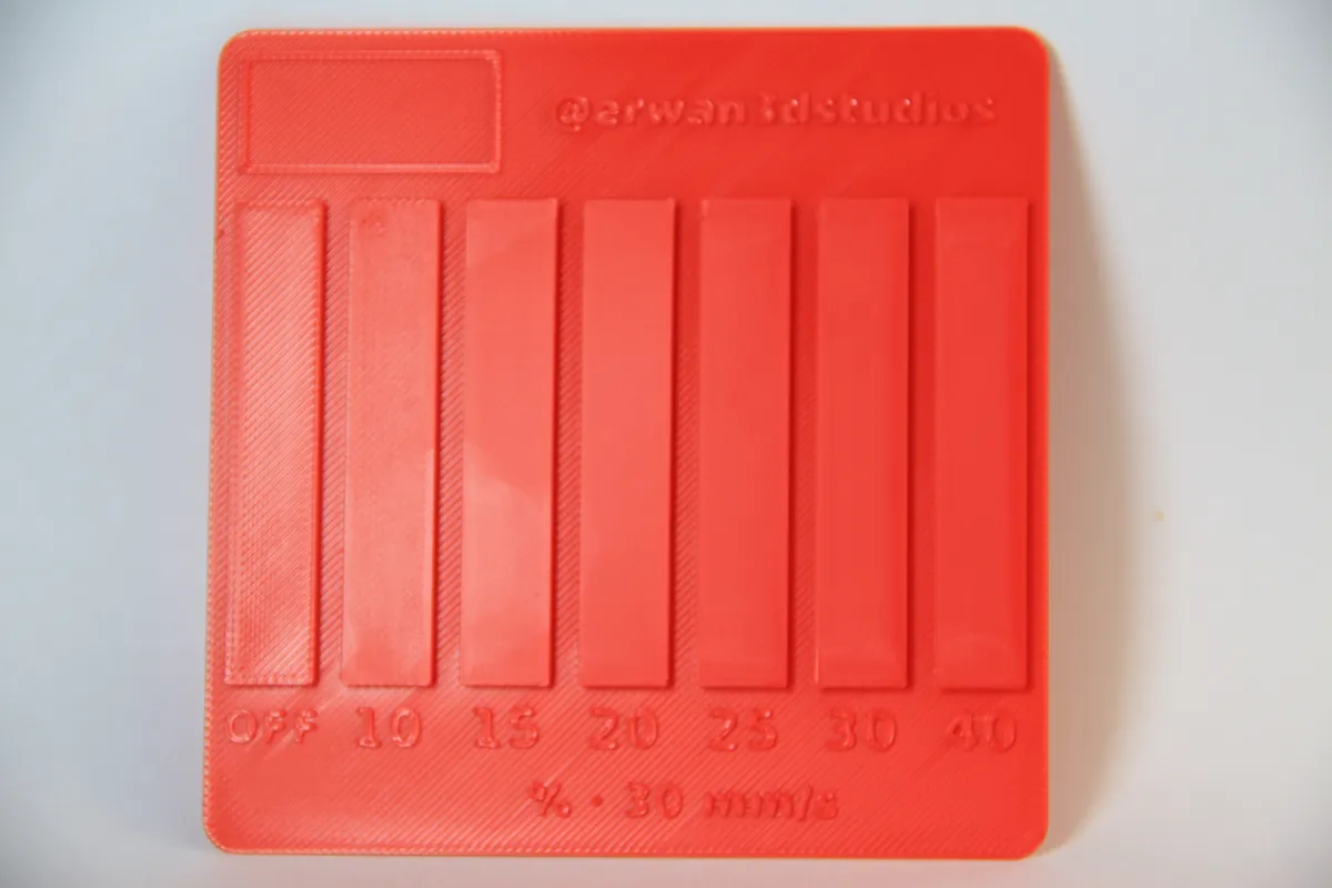 Mini test de planchado en PLA rojo: una tira OFF y seis tiras planchadas a 30 mm/s con el flujo del 10 al 40 por cien