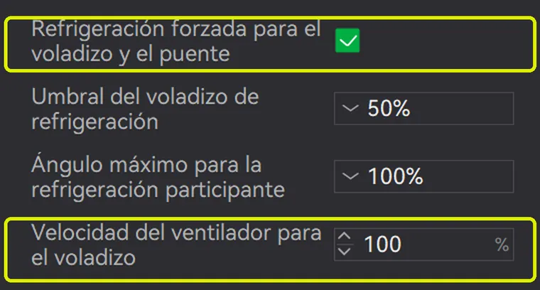 Pestaña Enfriando de los ajustes del filamento en Bambu Studio con Refrigeración forzada para el voladizo y el puente activada y Velocidad del ventilador para el voladizo al 100 por cien, recuadrados en amarillo