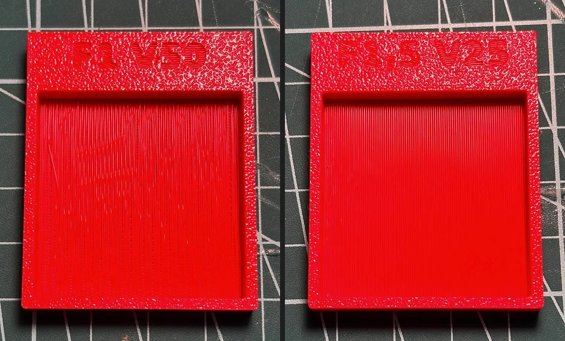 La cara de abajo de dos puentes impresos en PLA rojo: a la izquierda, con los ajustes de serie, los hilos separados; a la derecha, con flujo 1,5 a 25 mm/s, los hilos juntos