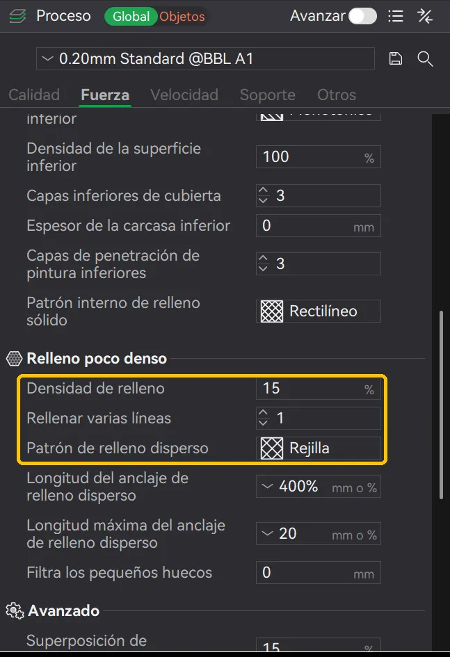 Pestaña Fuerza de Bambu Studio con el bloque Relleno poco denso: Densidad de relleno 15 por cien y Patrón de relleno disperso Rejilla, recuadrados