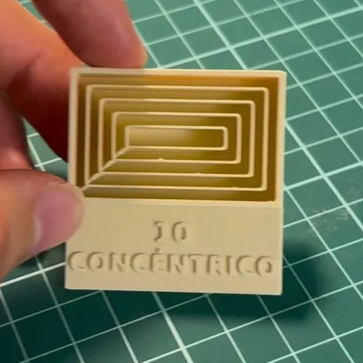 Bloque del muestrario con relleno concéntrico: vueltas que copian el contorno hacia dentro