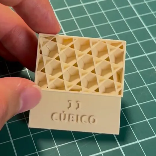 Bloque del muestrario con relleno cúbico, sujeto con la mano