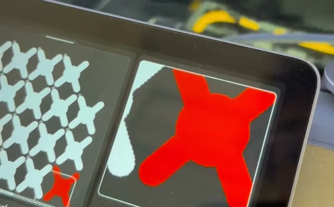 Pantalla de la Bambu Lab P2S en la función de omitir objetos con la placa de llaveros a la izquierda y el llavero elegido marcado en rojo a la derecha