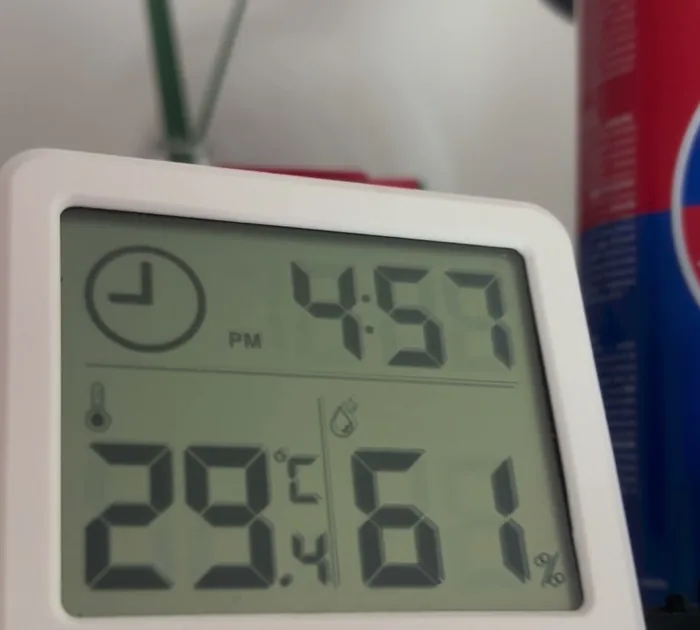 Higrómetro del taller marcando 29,4 grados y 61 % de humedad