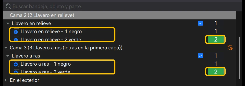 Lista de objetos de ElegooSlicer con los dos llaveros, cada uno con su pieza negra en el filamento 1 y su pieza verde en el filamento 2, recuadrados en amarillo