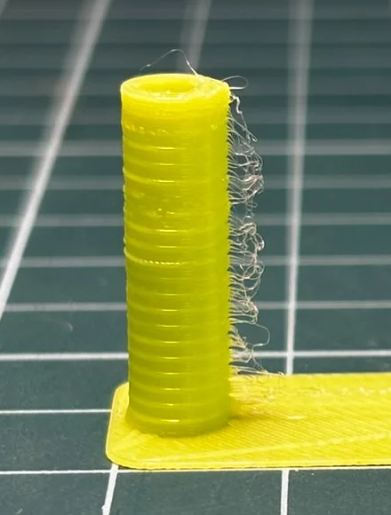 Torre del test de retracción en TPU con hilos a lo largo de toda la altura