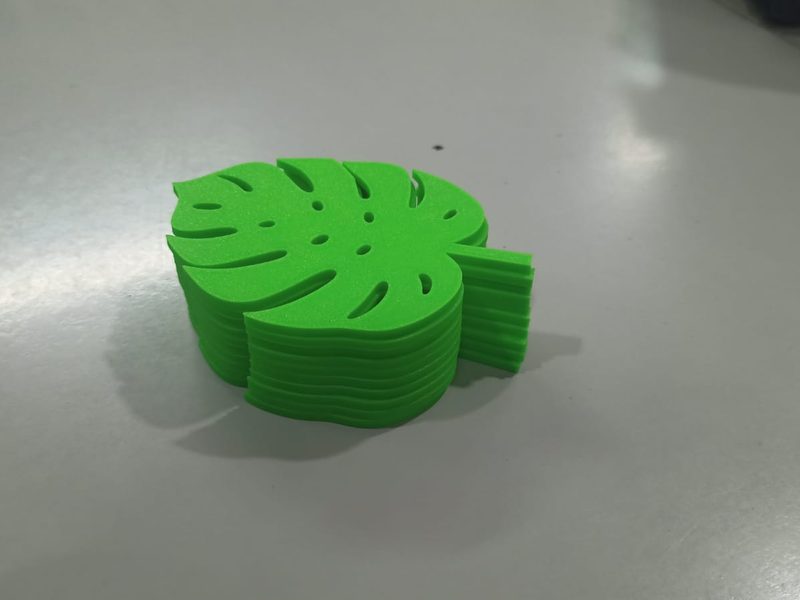 Los posavasos de hoja tropical impresos en verde, apilados