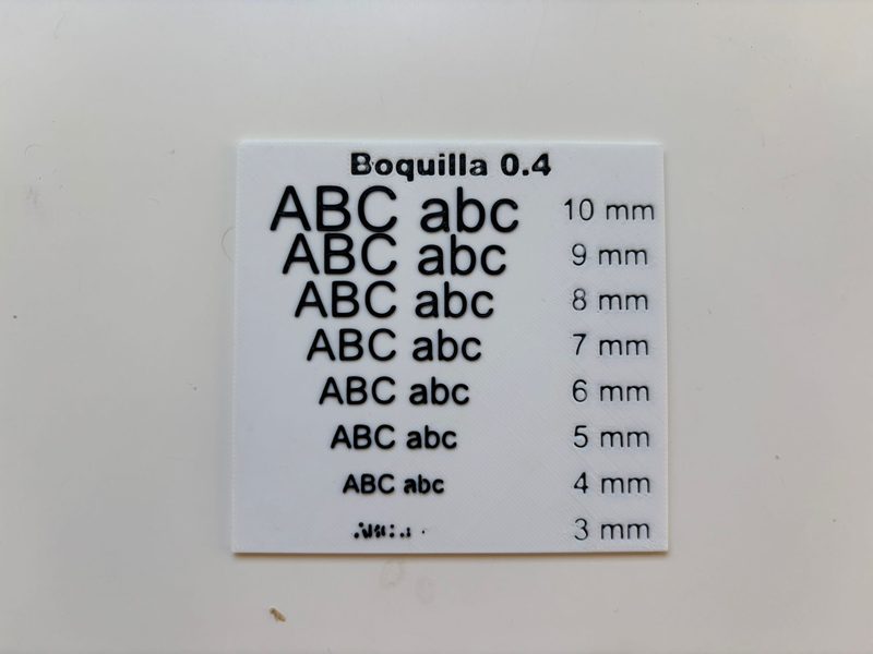 La placa del test de precisión para boquilla de 0.4 impresa, con letras de 10 a 3 mm