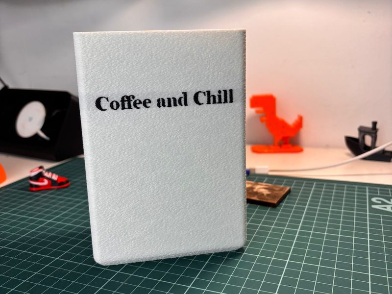 La caja para café impresa en blanco con el texto Coffee and Chill