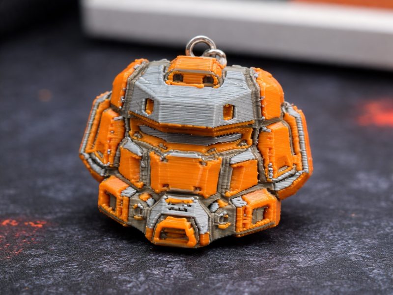 El llavero robot en naranja y gris
