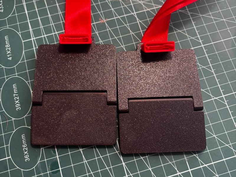 Dos medallas con la cinta cerrada por detrás con el cierre impreso