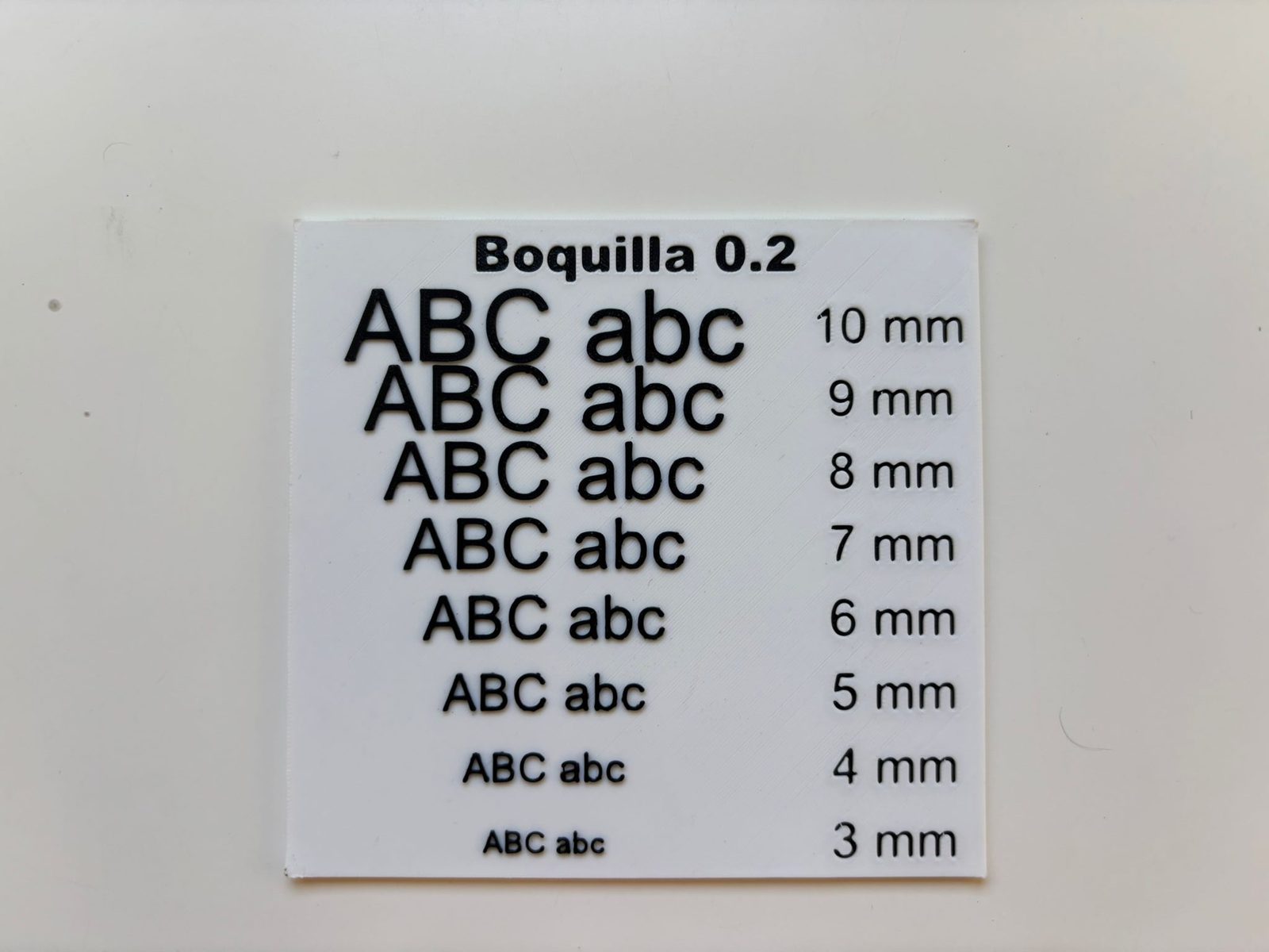 La placa del test impresa con boquilla 0.2: ABC abc de 10 a 3 mm, todas las filas legibles