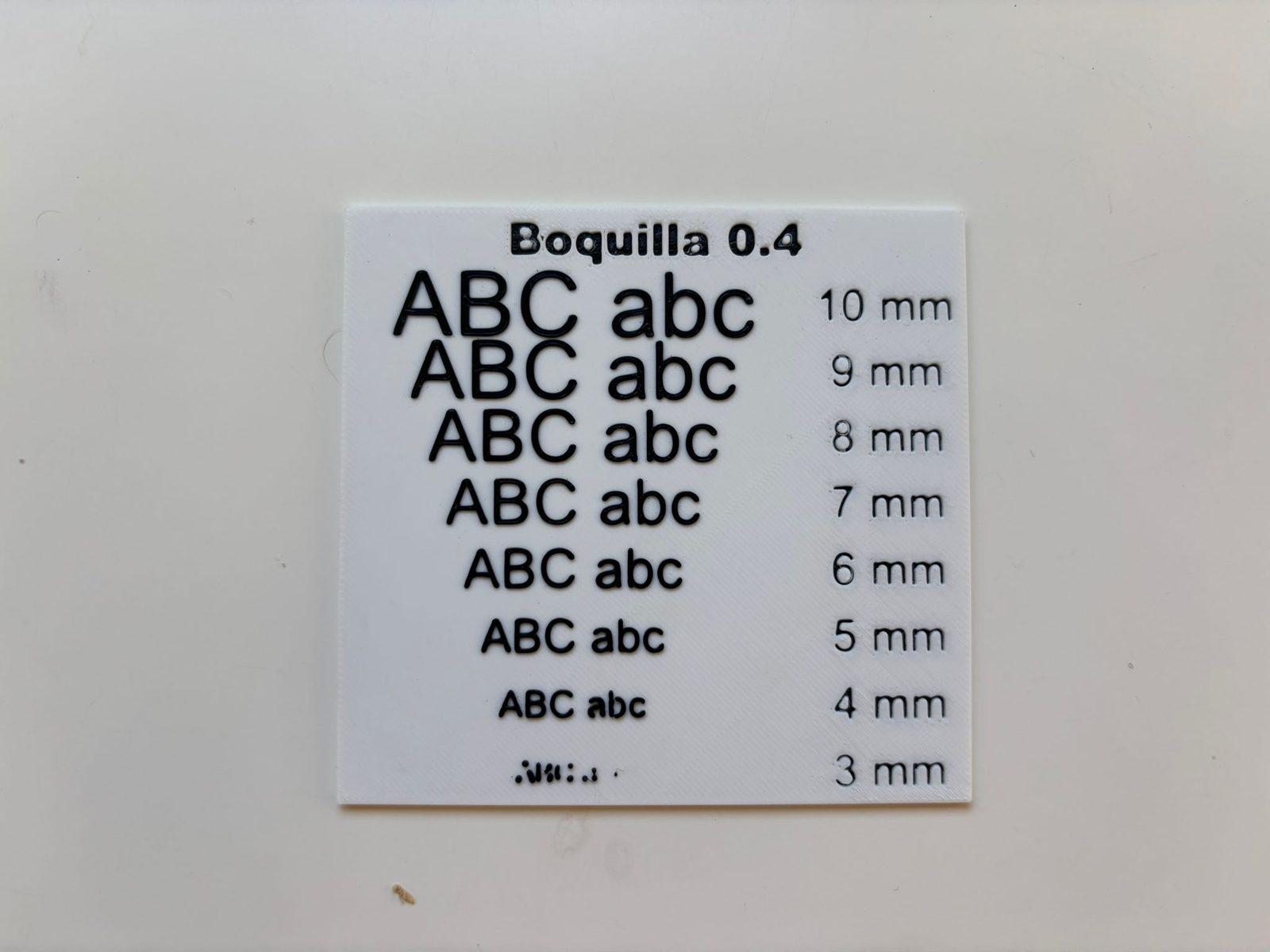 La placa del test impresa con boquilla 0.4: ABC abc de 10 a 3 mm, con la última fila ilegible